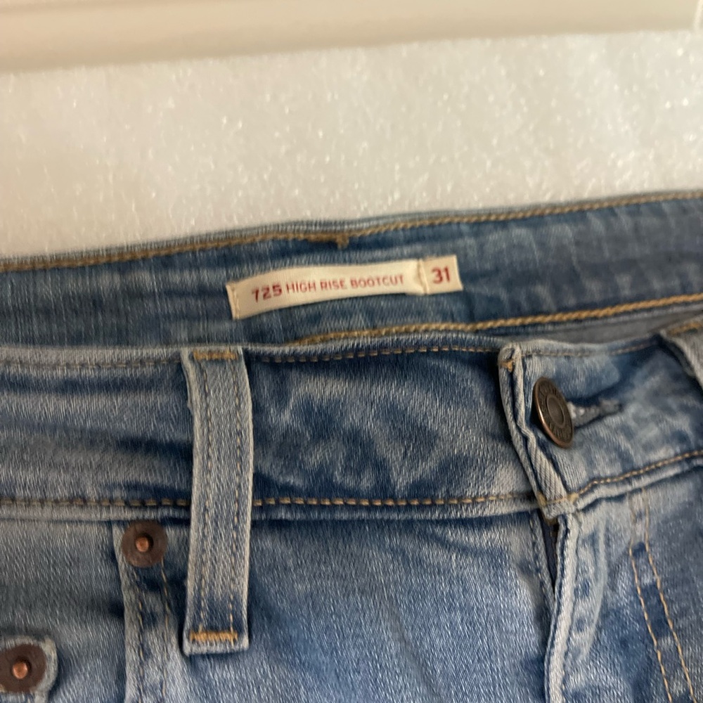 Levi Strauss and Company women’s jeans 725 high-rise boot cut size 31